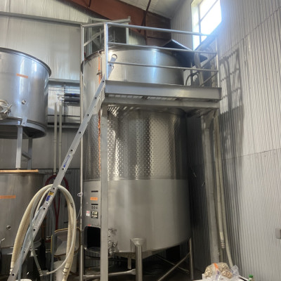 3,600 Gal Variable Tank with Catwalk